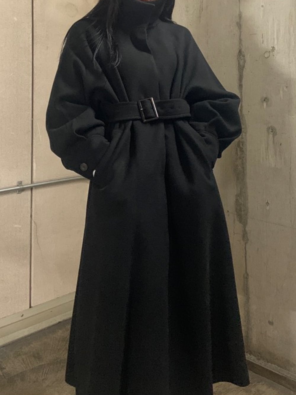 グリーン系のその他パンツ、ブラック系のニット/セーター、ブラック系のステンカラーコートを着用したレディースの秋コーディネートの2枚目の写真