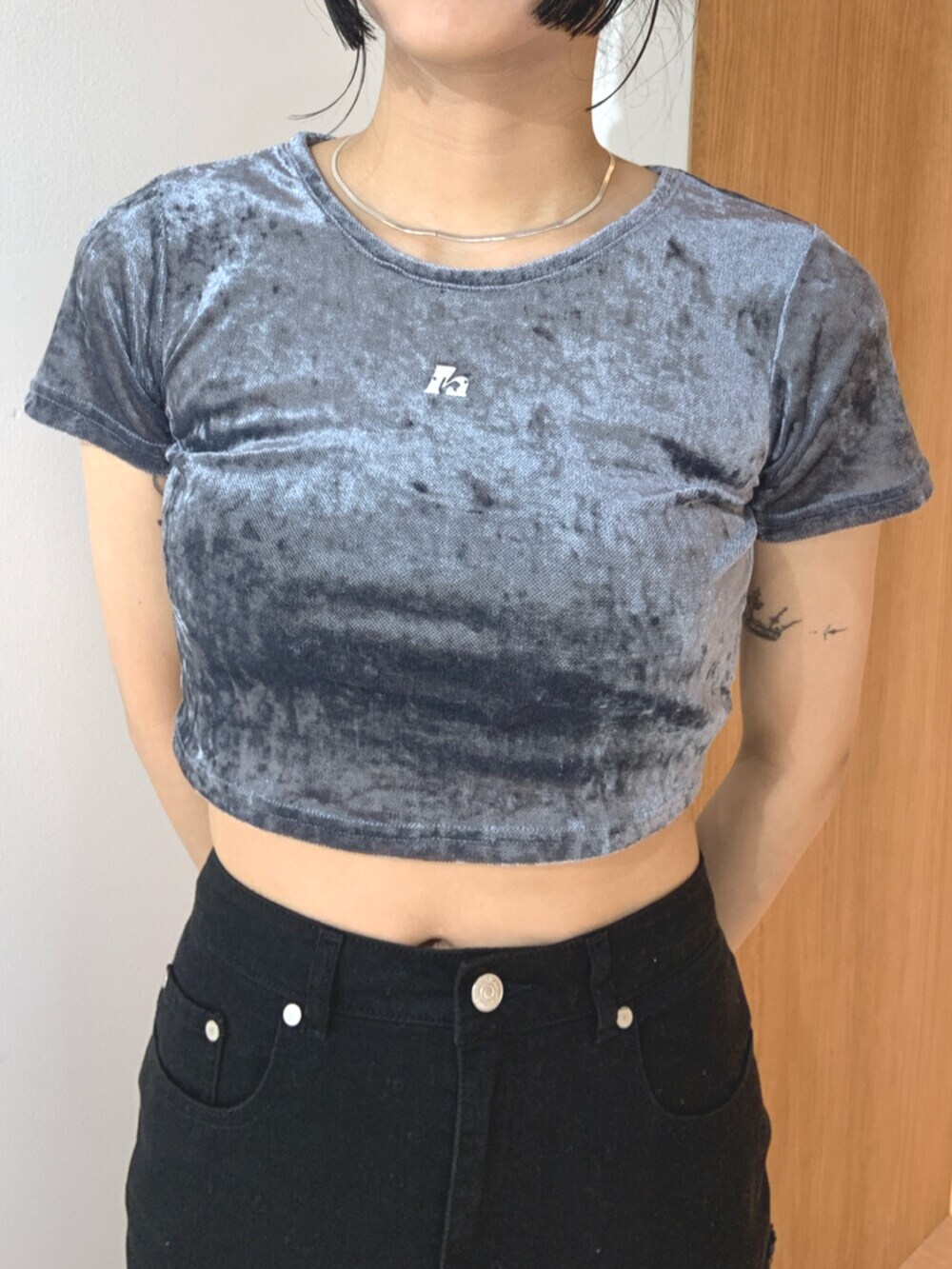 ブラック系のサンダル、ブラック系のデニムスカート、ブルー系のTシャツ/カットソーを着用したレディースの夏コーディネートの5枚目の写真