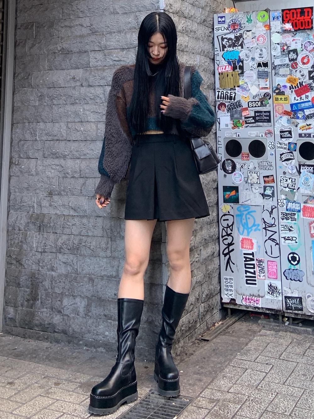 ブラウン系のニット/セーター、ブラック系のショルダーバッグ、ブラック系のその他パンツを着用したレディースの冬コーディネートの2枚目の写真