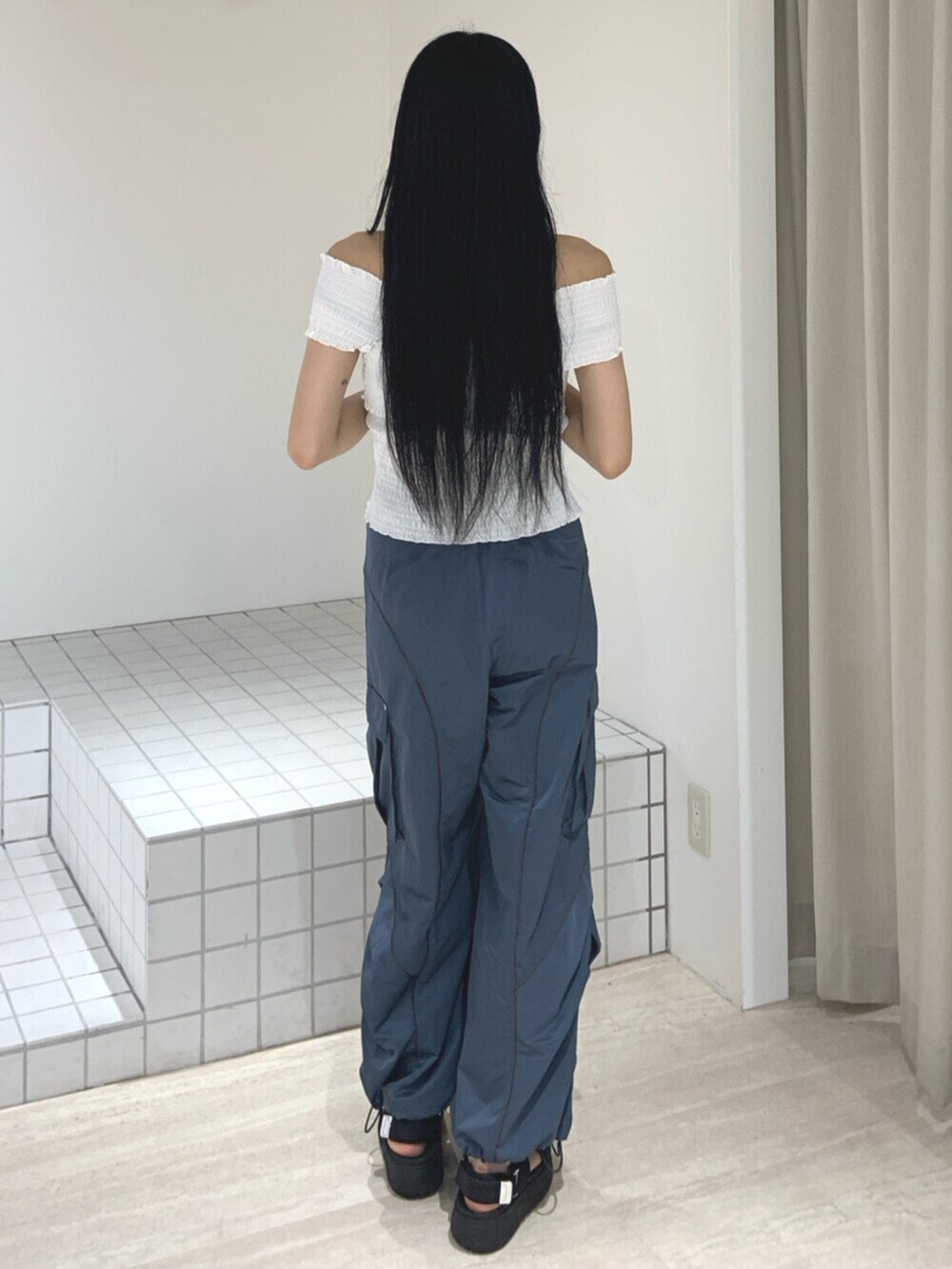ブラック系のサンダル、ホワイト系のシャツ/ブラウス、ブルー系のカーゴパンツを着用したレディースの夏コーディネートの4枚目の写真