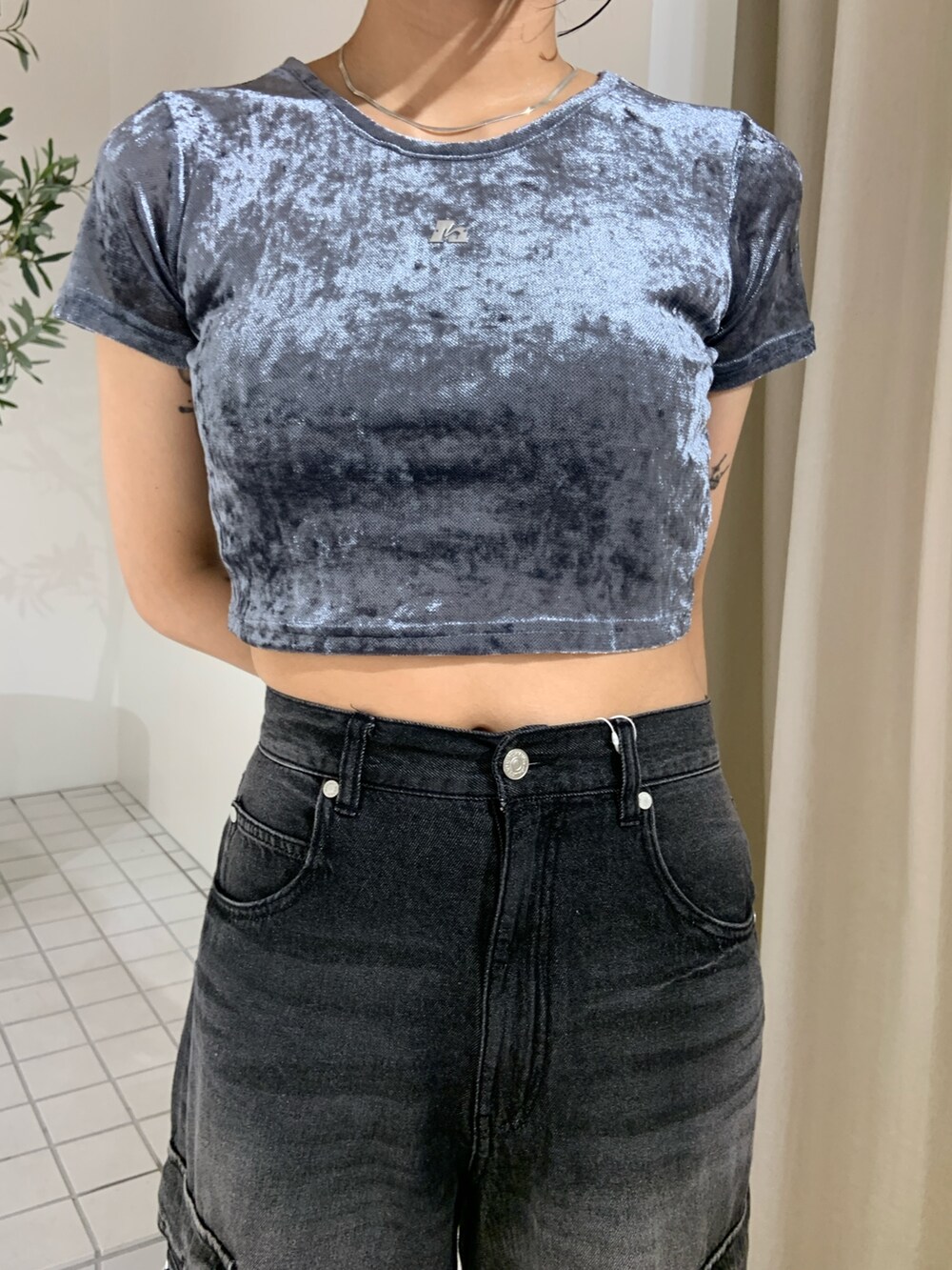ブラック系のサンダル、ブラック系のデニムパンツ、ブルー系のTシャツ/カットソーを着用したレディースの夏コーディネートの4枚目の写真