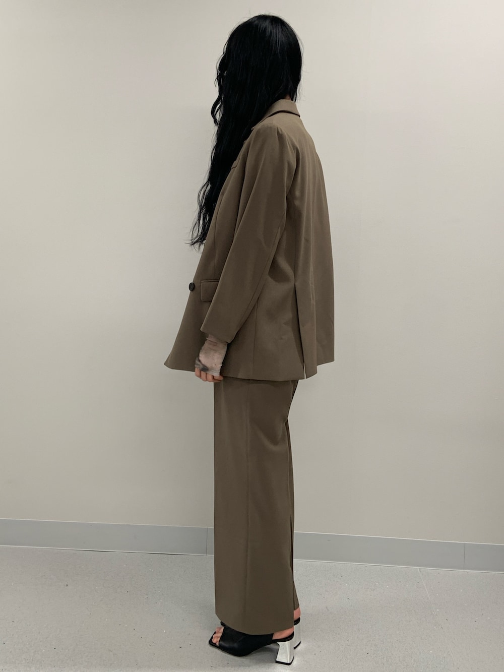 ベージュ系のTシャツ/カットソー、ブラウン系のテーラードジャケット、ブラウン系のスラックスを着用したレディースの春コーディネートの2枚目の写真