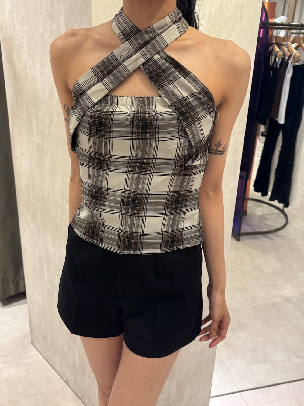 ブラウン系のTシャツ/カットソー、ブラック系のその他パンツ、ブラック系のブーツを着用したレディースの春コーディネートの4枚目の写真