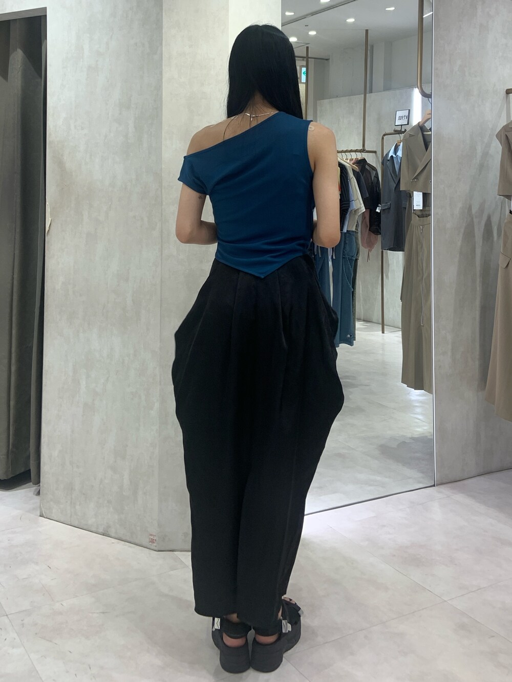 ブルー系のTシャツ/カットソー、ブラック系のスカートを着用したレディースの夏コーディネートの4枚目の写真
