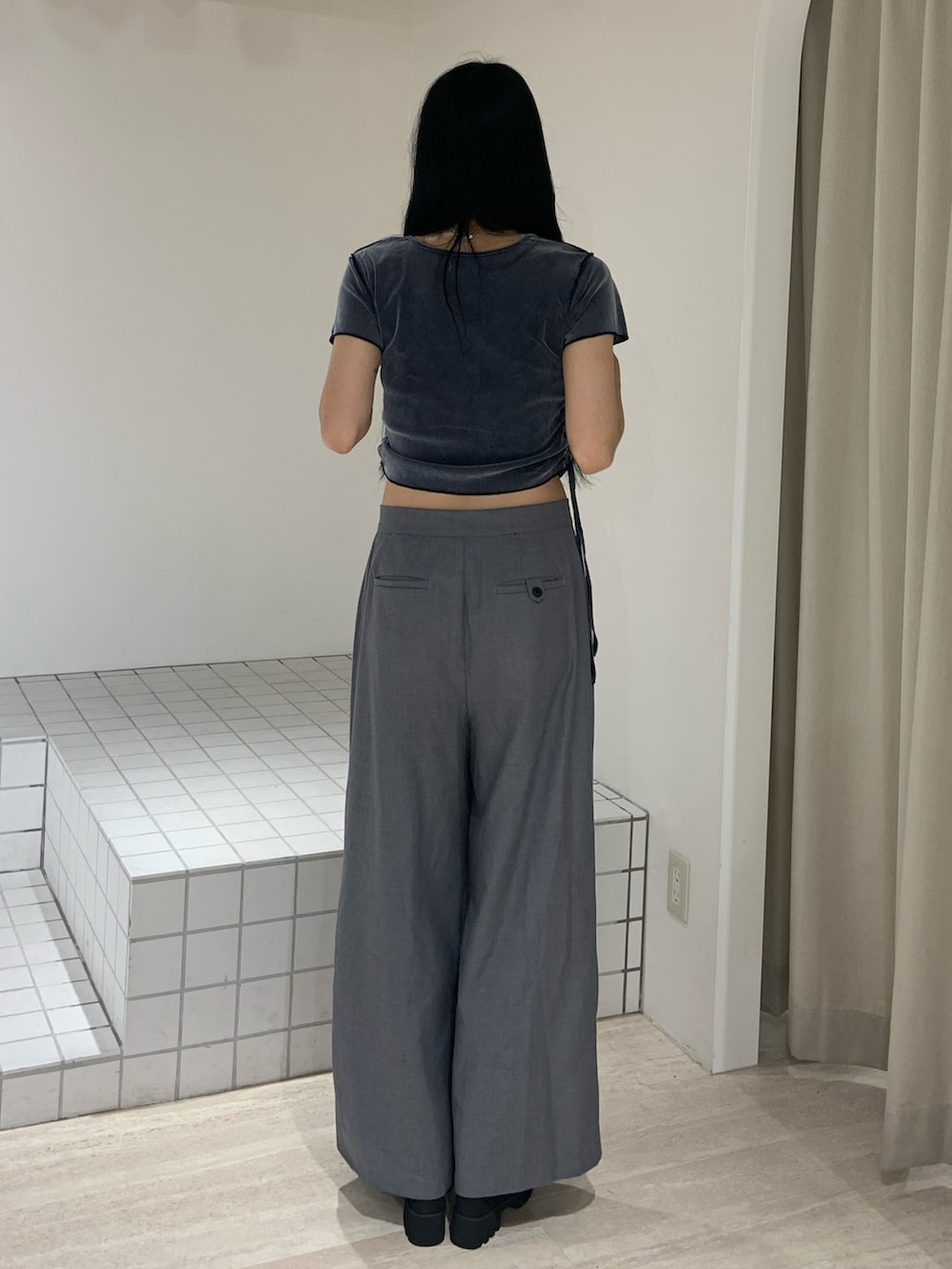 ブルー系のTシャツ/カットソー、グレー系のその他パンツ、ブラック系のサンダルを着用したレディースの夏コーディネートの4枚目の写真
