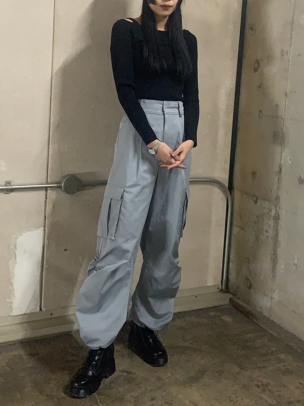 ブラック系のニット/セーター、ブルー系のカーゴパンツ、ブラック系のブーツを着用したレディースの冬コーディネートの3枚目の写真