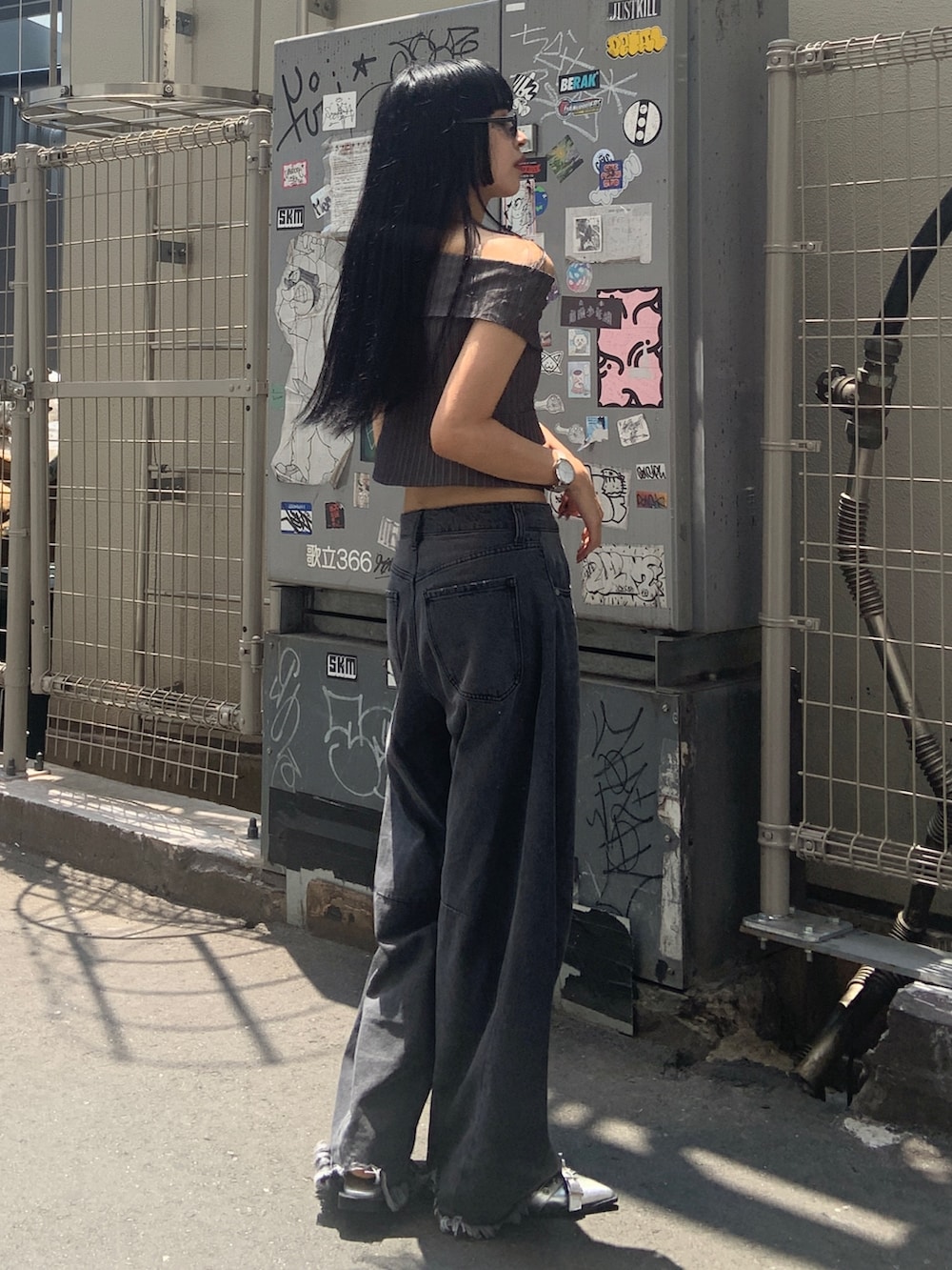 グレー系のシャツ/ブラウス、ブラック系のデニムパンツ、シルバー系のパンプスを着用したレディースの夏コーディネートの2枚目の写真