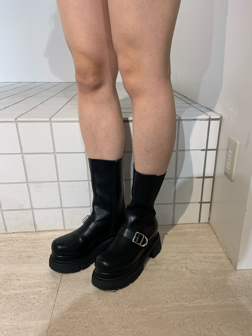 グリーン系のテーラードジャケット、グレー系のその他パンツ、ブラック系のブーツを着用したレディースの秋コーディネートの5枚目の写真