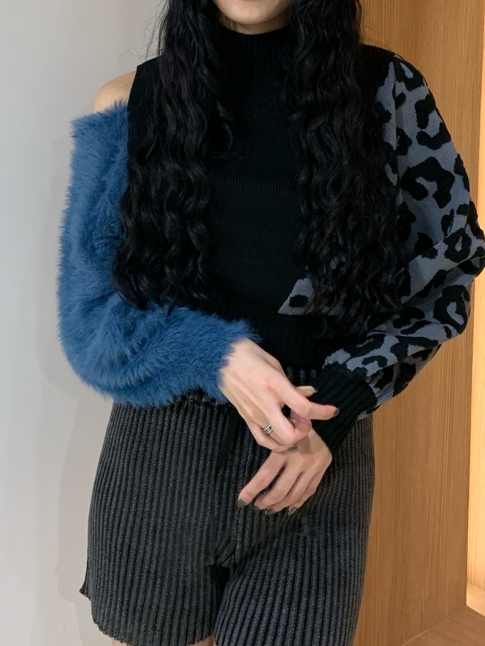 グレー系のスウェットパンツ、ブラック系のニット/セーターを着用したレディースの秋コーディネートの4枚目の写真