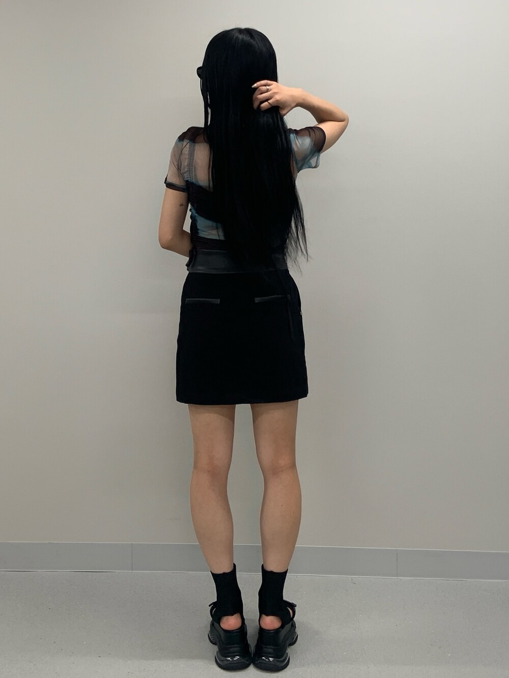 その他のTシャツ/カットソー、ブラック系のスカート、ブラック系のサンダルを着用したレディースの春コーディネートの4枚目の写真