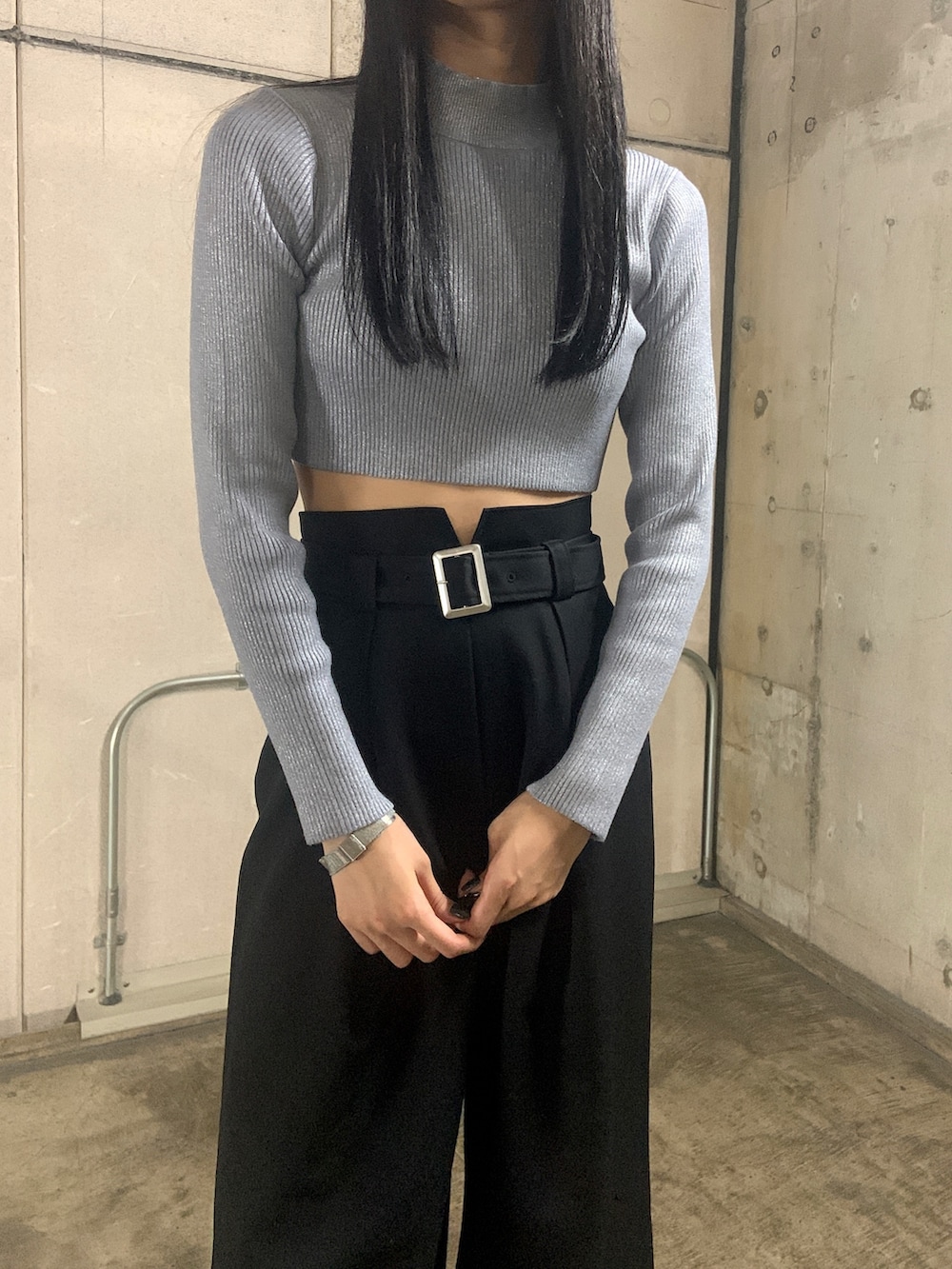 シルバー系のニット/セーター、ブラック系のムートンコート、ブラック系のその他パンツを着用したレディースの秋コーディネートの3枚目の写真