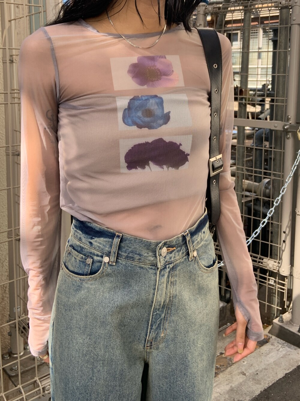 グレー系のTシャツ/カットソー、ブラック系のハンドバッグ、ブルー系のデニムパンツを着用したレディースの春コーディネートの5枚目の写真