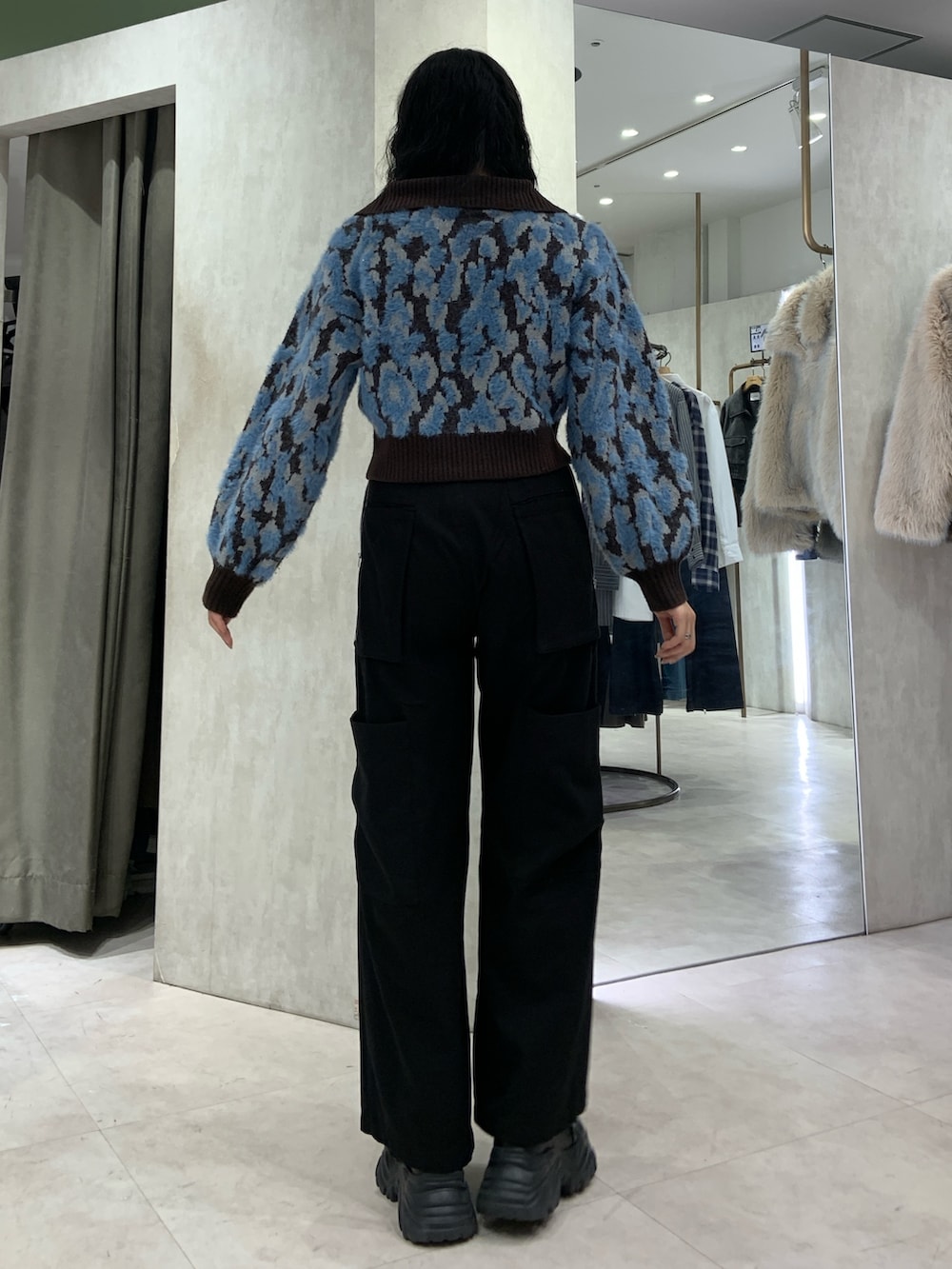 ブラウン系のニット/セーター、ブラック系のカーゴパンツを着用したレディースの秋コーディネートの3枚目の写真