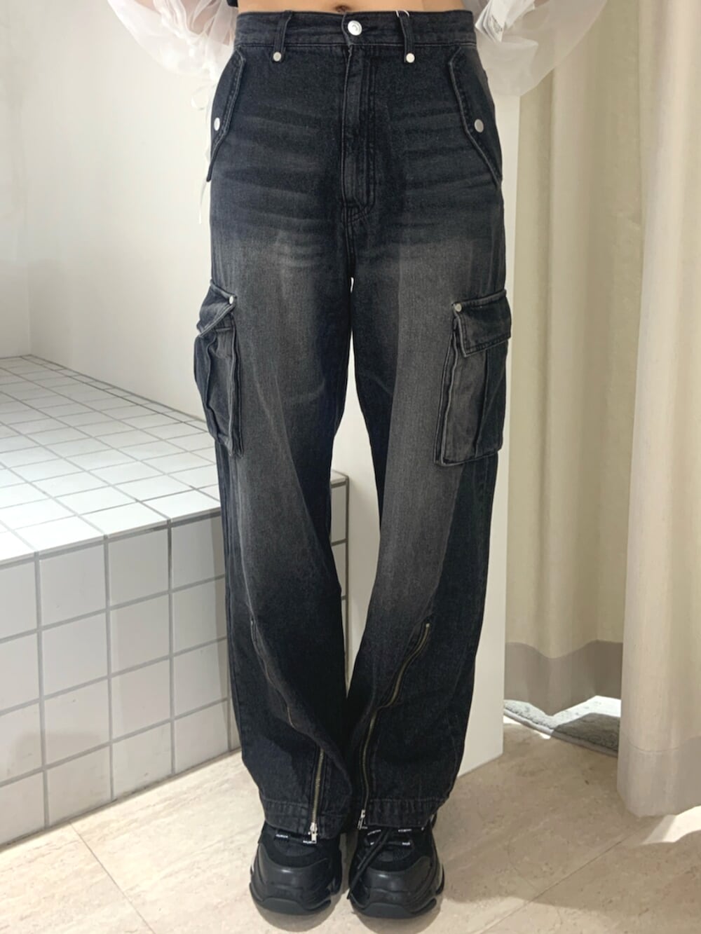 ブラック系のデニムパンツ、ブラック系のスニーカー、ホワイト系のシャツ/ブラウスを着用したレディースの春コーディネートの6枚目の写真