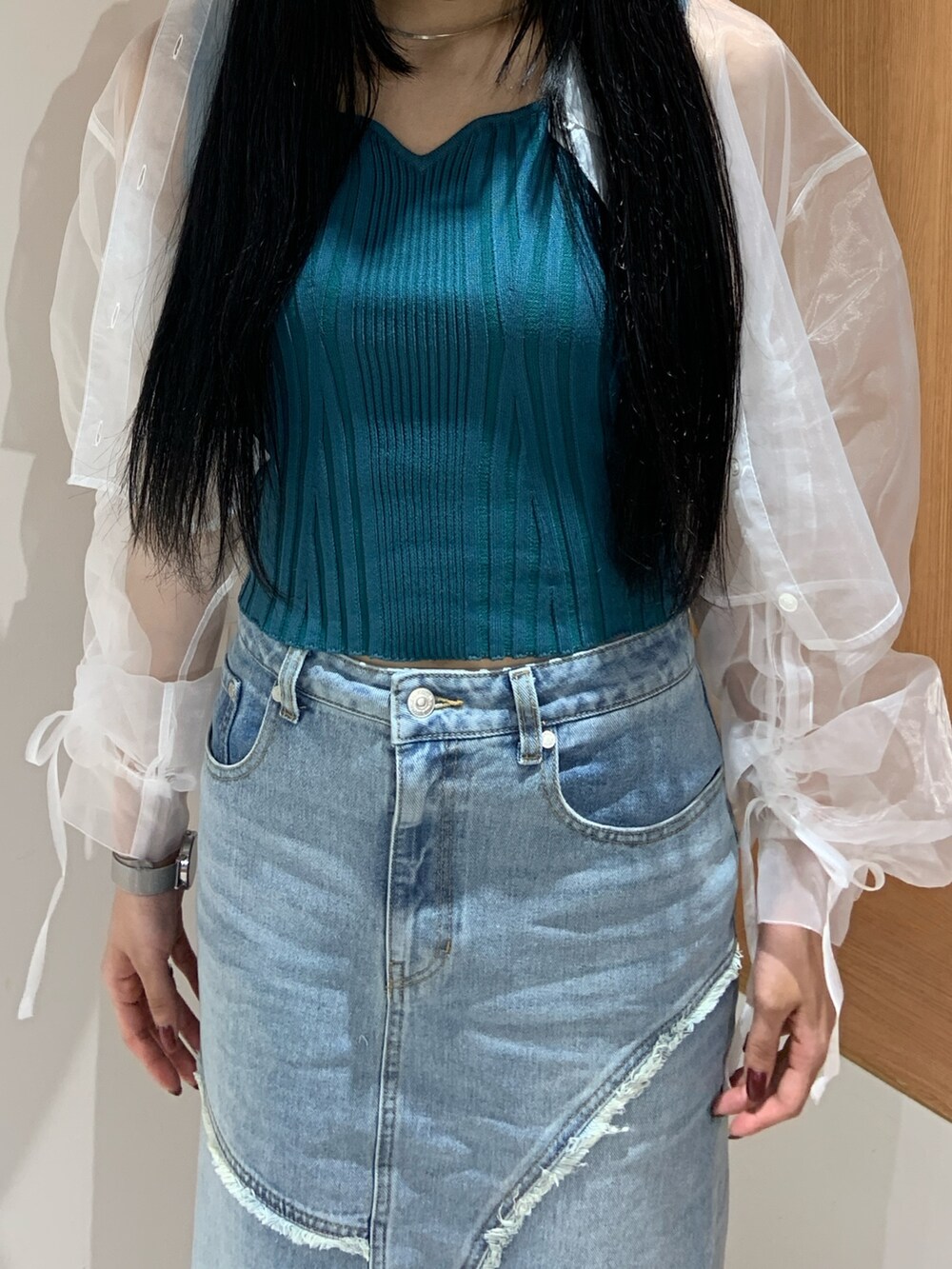 ホワイト系のシャツ/ブラウス、ブルー系のタンクトップ、ブルー系のデニムスカートを着用したレディースの春コーディネートの5枚目の写真