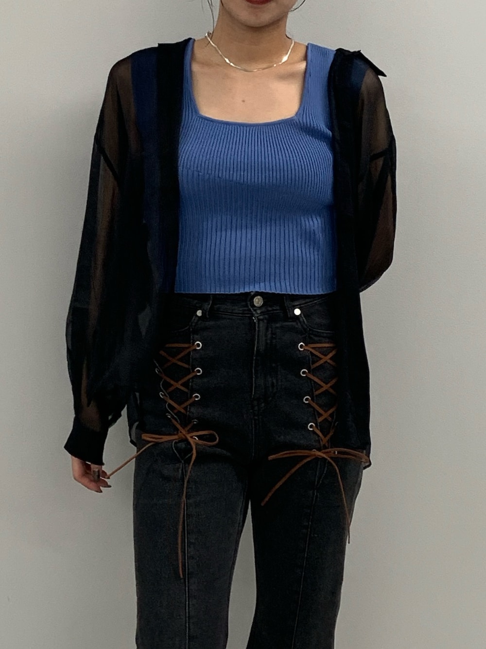 ブラック系のシャツ/ブラウス、ブルー系のタンクトップ、ブラック系のデニムパンツを着用したレディースの夏コーディネートの5枚目の写真