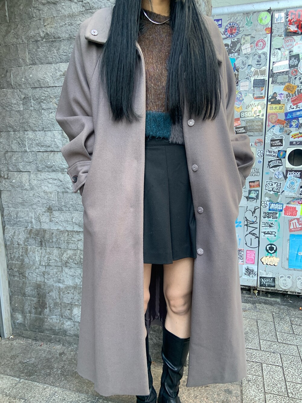 ブラウン系のニット/セーター、ブラック系のその他パンツ、ブラック系のブーツを着用したレディースの冬コーディネートの5枚目の写真