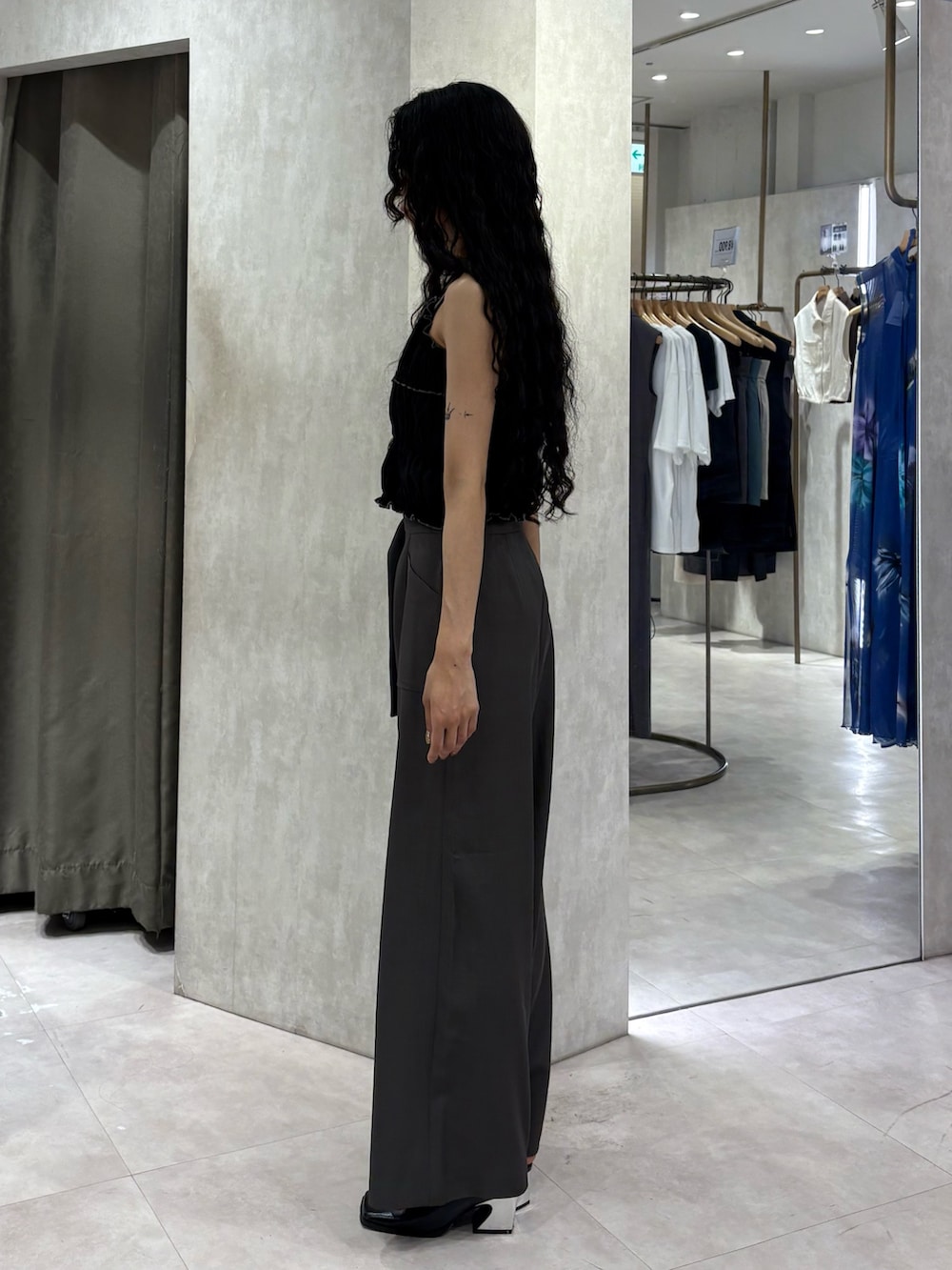ブラック系のキャミソール、グレー系のその他パンツ、ブラック系のパンプスを着用したレディースの夏コーディネートの2枚目の写真