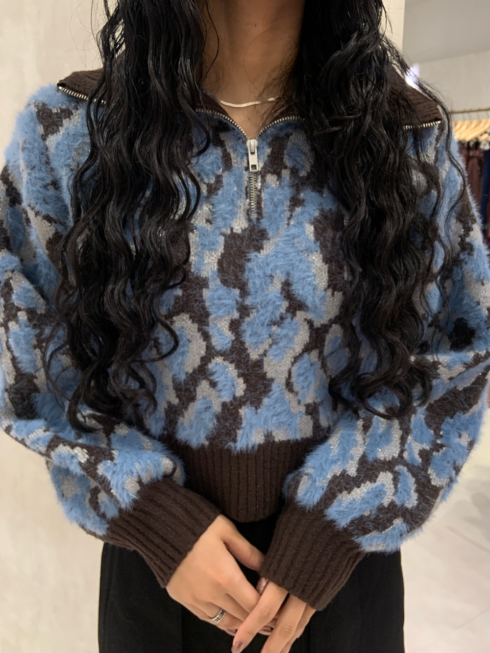 ブラウン系のニット/セーター、ブラック系のカーゴパンツを着用したレディースの秋コーディネートの4枚目の写真