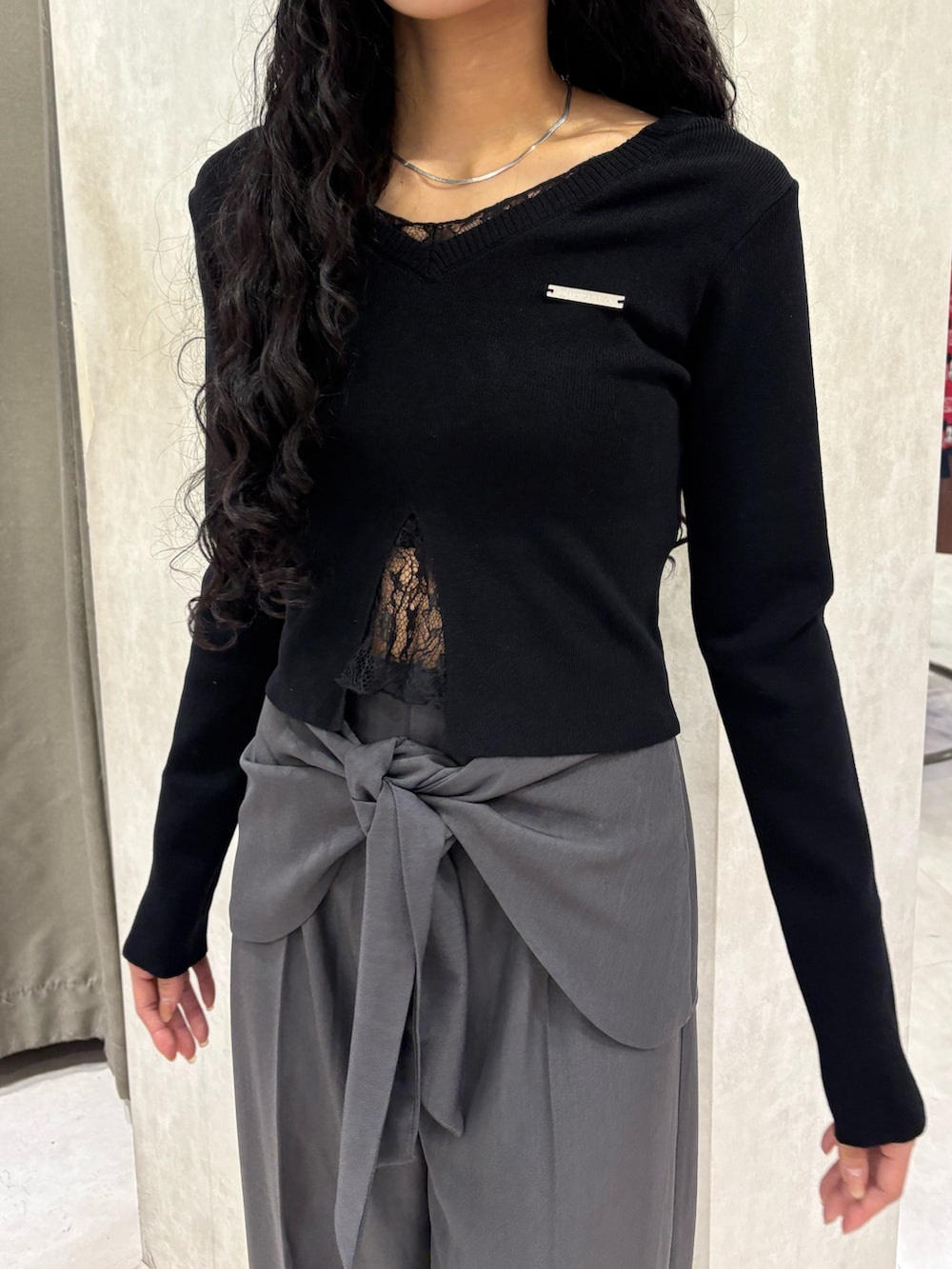 グレー系のその他パンツ、ブラック系のニット/セーターを着用したレディースの春コーディネートの4枚目の写真