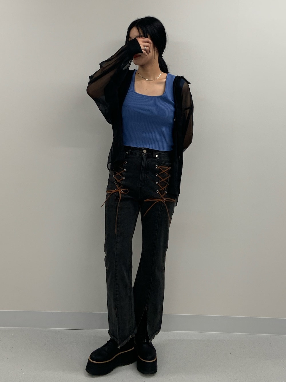 ブラック系のシャツ/ブラウス、ブルー系のタンクトップ、ブラック系のデニムパンツを着用したレディースの夏コーディネートの2枚目の写真