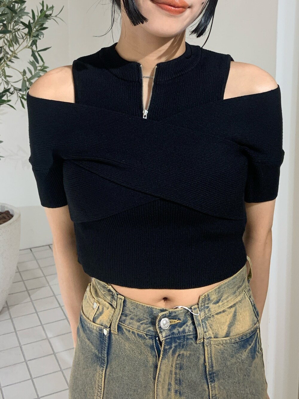 ブラック系のニット/セーター、その他のデニムパンツ、ブラック系のサンダルを着用したレディースの夏コーディネートの5枚目の写真