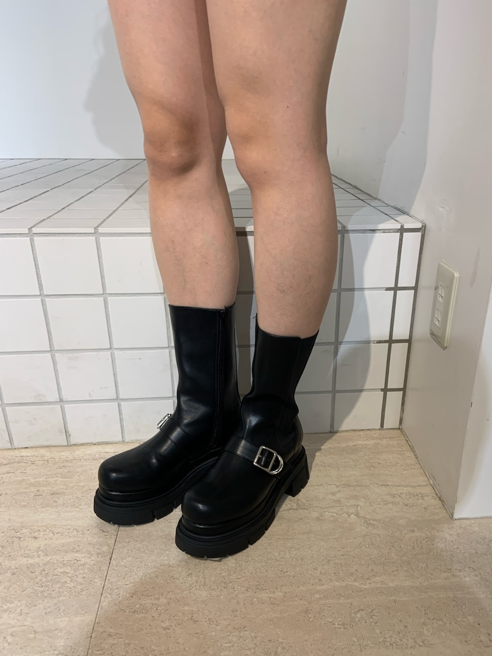 ブラック系のニット/セーター、グレー系のその他パンツ、ブラック系のブーツを着用したレディースの秋コーディネートの5枚目の写真