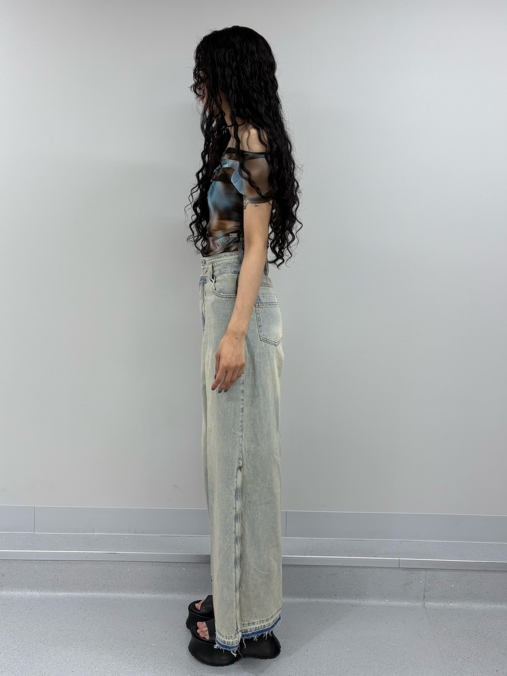 ブルー系のTシャツ/カットソー、ブルー系のデニムパンツ、グリーン系のサンダルを着用したレディースの春コーディネートの2枚目の写真