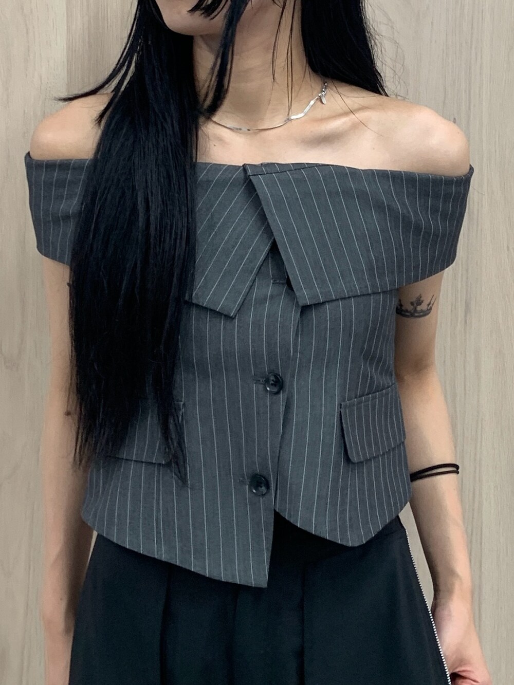 グレー系のシャツ/ブラウス、ブルー系のデニムパンツ、ブラック系のサンダルを着用したレディースの春コーディネートの4枚目の写真