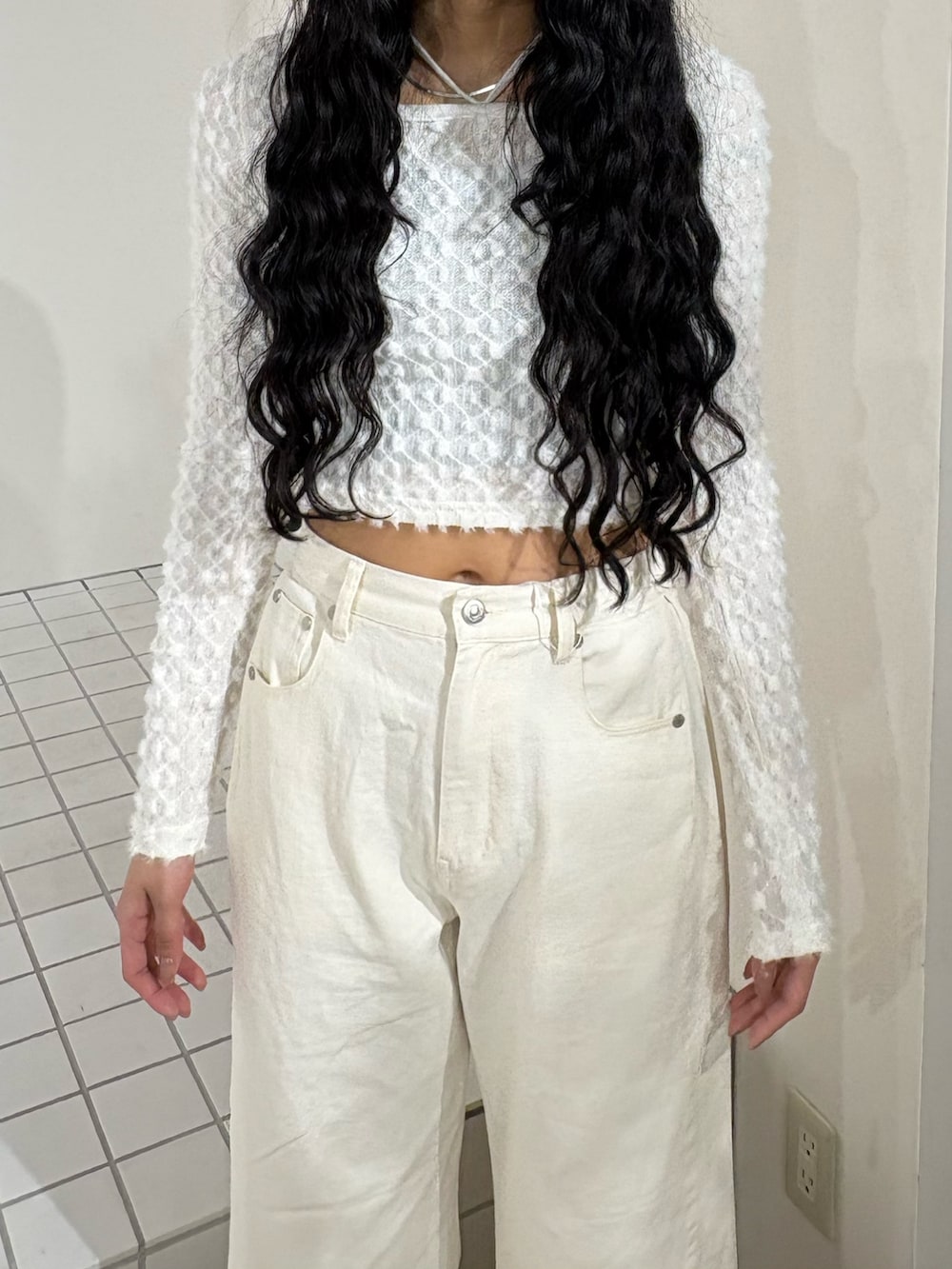 ホワイト系のTシャツ/カットソー、ホワイト系のデニムパンツを着用したレディースの冬コーディネートの4枚目の写真