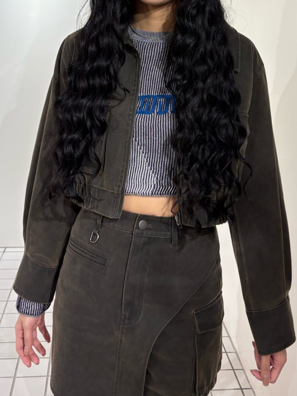 ブラウン系のブルゾン、ブラウン系のその他パンツ、ブラック系のブーツを着用したレディースの冬コーディネートの4枚目の写真