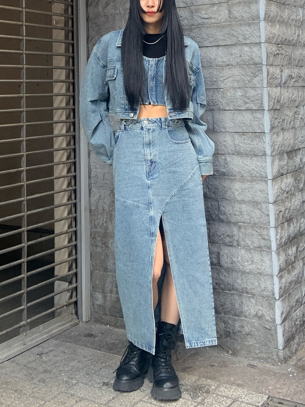 ブラック系のニット/セーター、ブルー系のデニムジャケット、ブルー系のその他トップスを着用したレディースの冬コーディネートの2枚目の写真