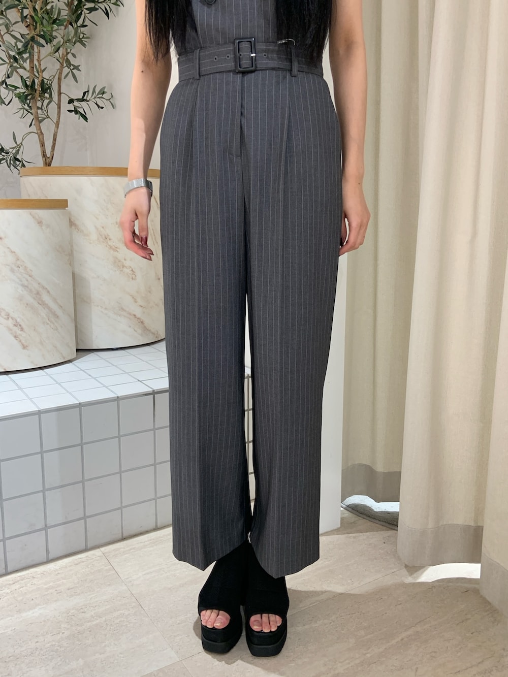 その他のつなぎ/オールインワン、ブラック系のサンダルを着用したレディースの春コーディネートの6枚目の写真