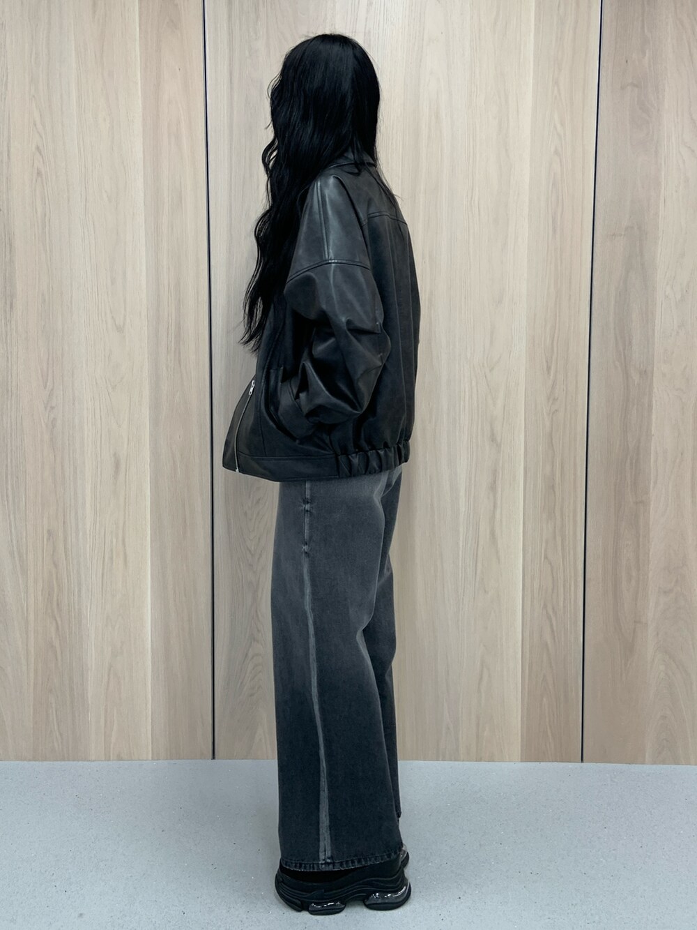 ブラック系のブルゾン、ブラック系のブーツ、ベージュ系のTシャツ/カットソーを着用したレディースの春コーディネートの3枚目の写真