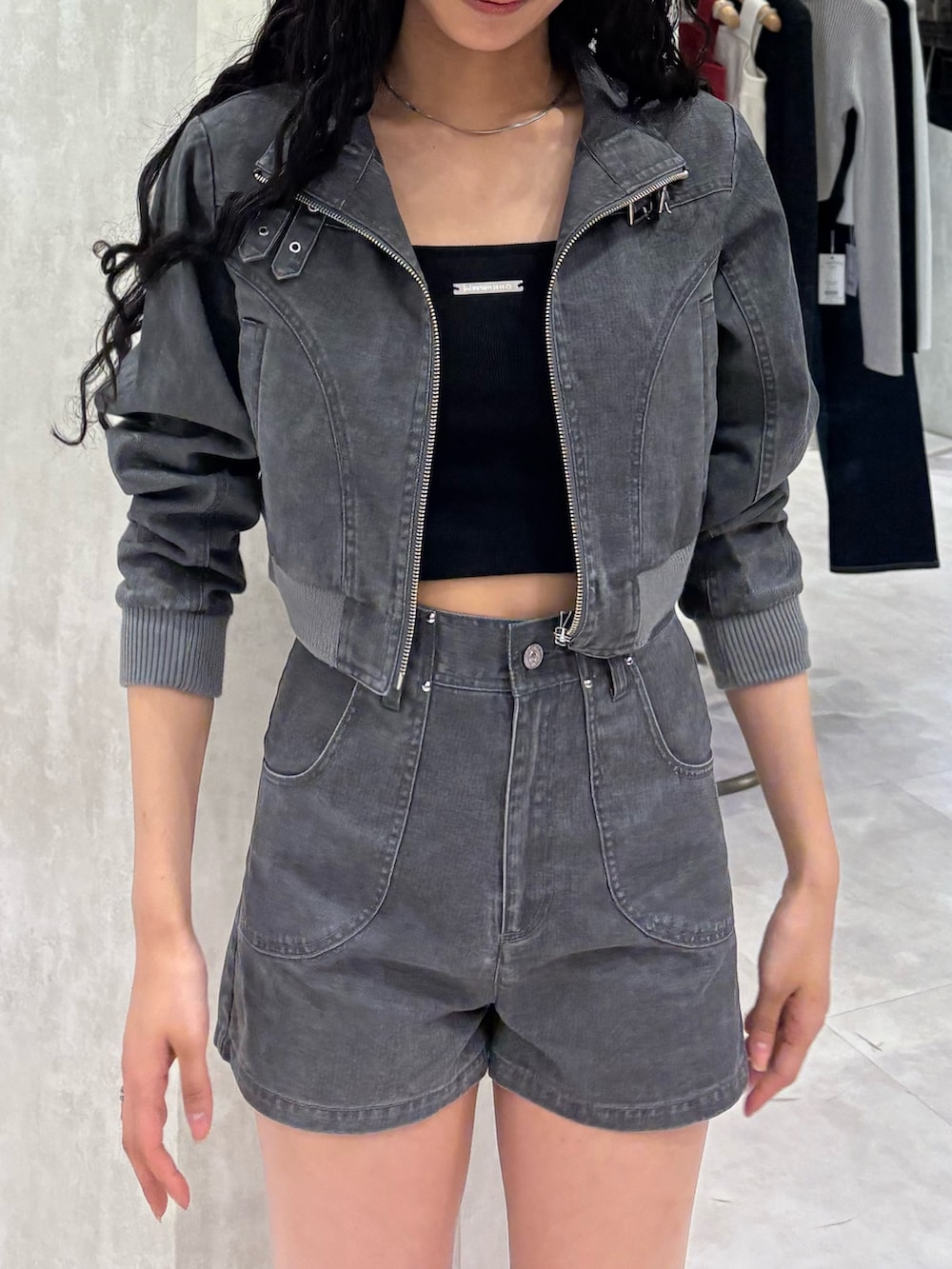 グレー系のブルゾン、グレー系のその他パンツ、ブラック系のキャミソールを着用したレディースの春コーディネートの4枚目の写真