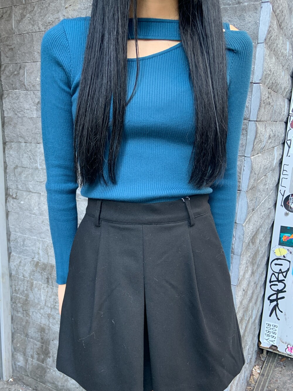 グレー系のムートンコート、ブルー系のニット/セーター、ブラック系のその他パンツを着用したレディースの冬コーディネートの7枚目の写真