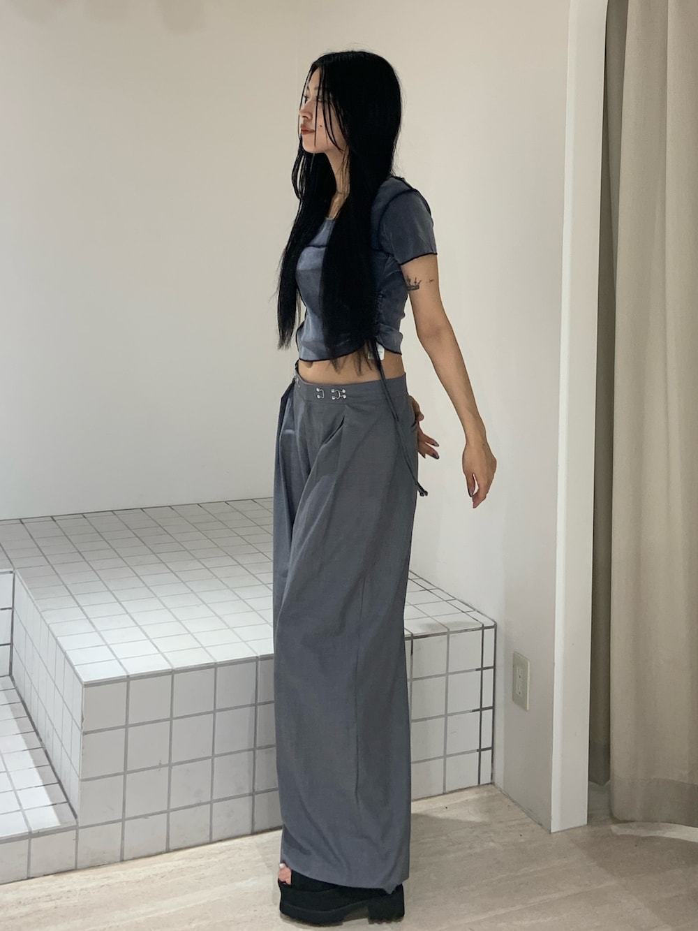 ブルー系のTシャツ/カットソー、グレー系のその他パンツ、ブラック系のサンダルを着用したレディースの夏コーディネートの3枚目の写真