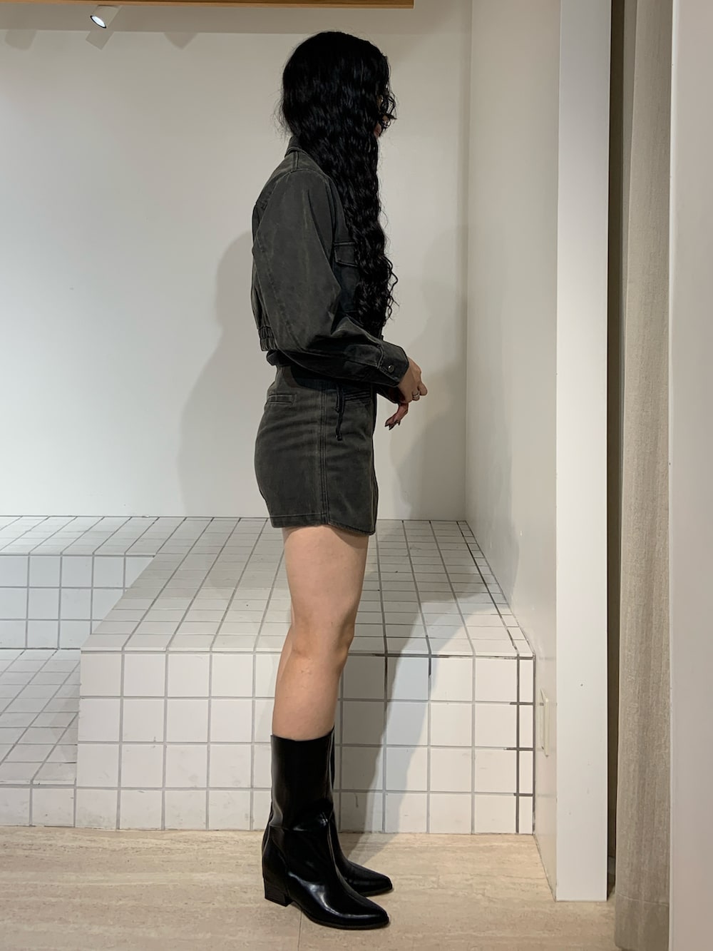 ブラック系のブルゾン、ブラック系のその他パンツ、ブラウン系のブーツを着用したレディースの秋コーディネートの2枚目の写真