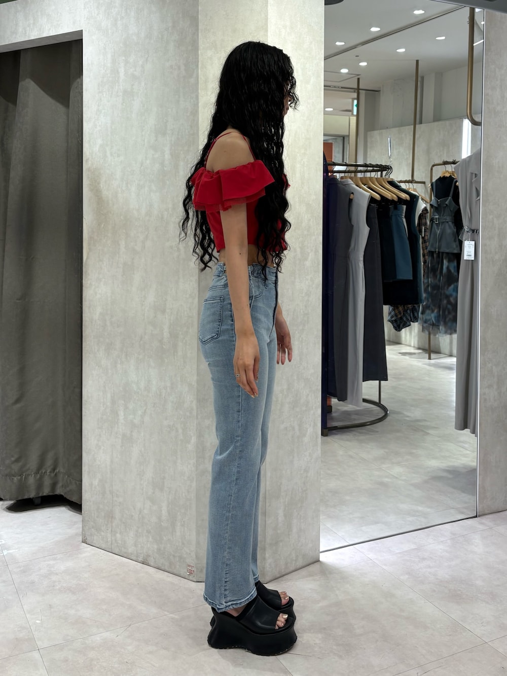 レッド系のシャツ/ブラウス、ブルー系のデニムパンツ、ブラック系のサンダルを着用したレディースの夏コーディネートの2枚目の写真