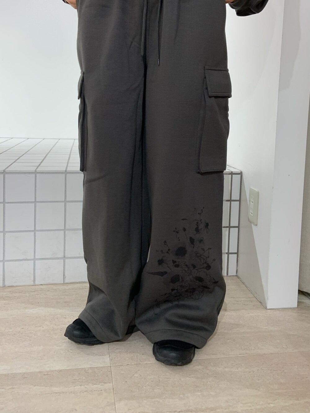 ブラック系のTシャツ/カットソー、グレー系のスウェットパンツを着用したレディースの秋コーディネートの5枚目の写真