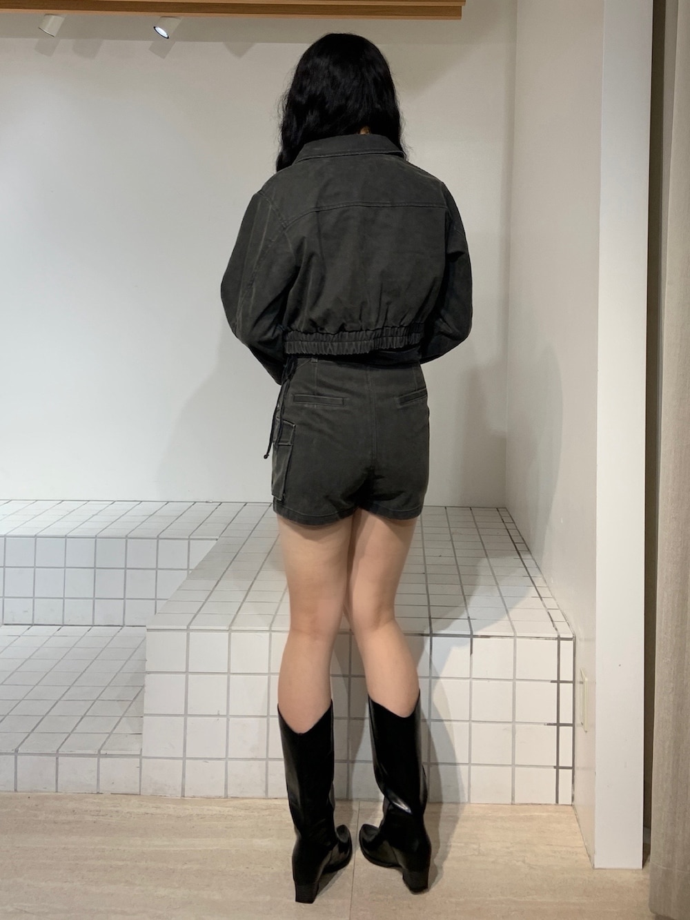 ブラック系のブルゾン、ブラック系のその他パンツ、ブラウン系のブーツを着用したレディースの秋コーディネートの3枚目の写真