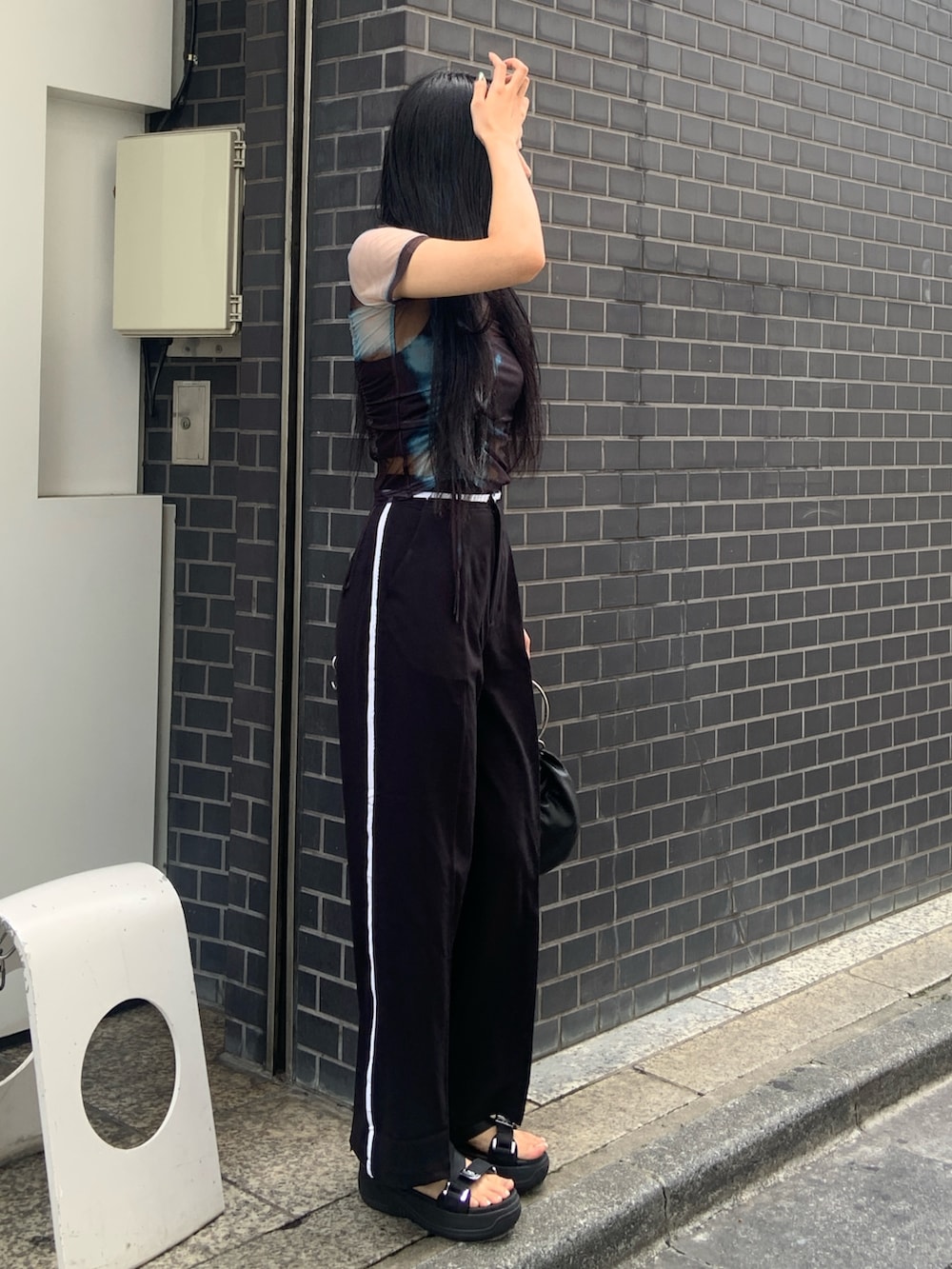 その他のTシャツ/カットソー、ブラック系のその他パンツ、ブラック系のサンダルを着用したレディースの夏コーディネートの3枚目の写真
