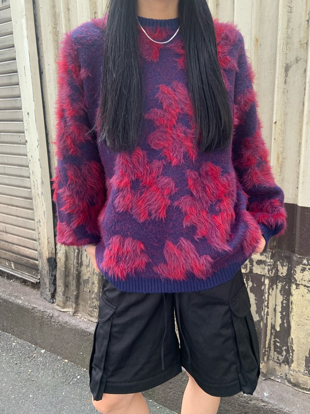 ブルー系のニット/セーター、ブラック系のカーゴパンツ、ブラック系のブーツを着用したレディースの秋コーディネートの5枚目の写真