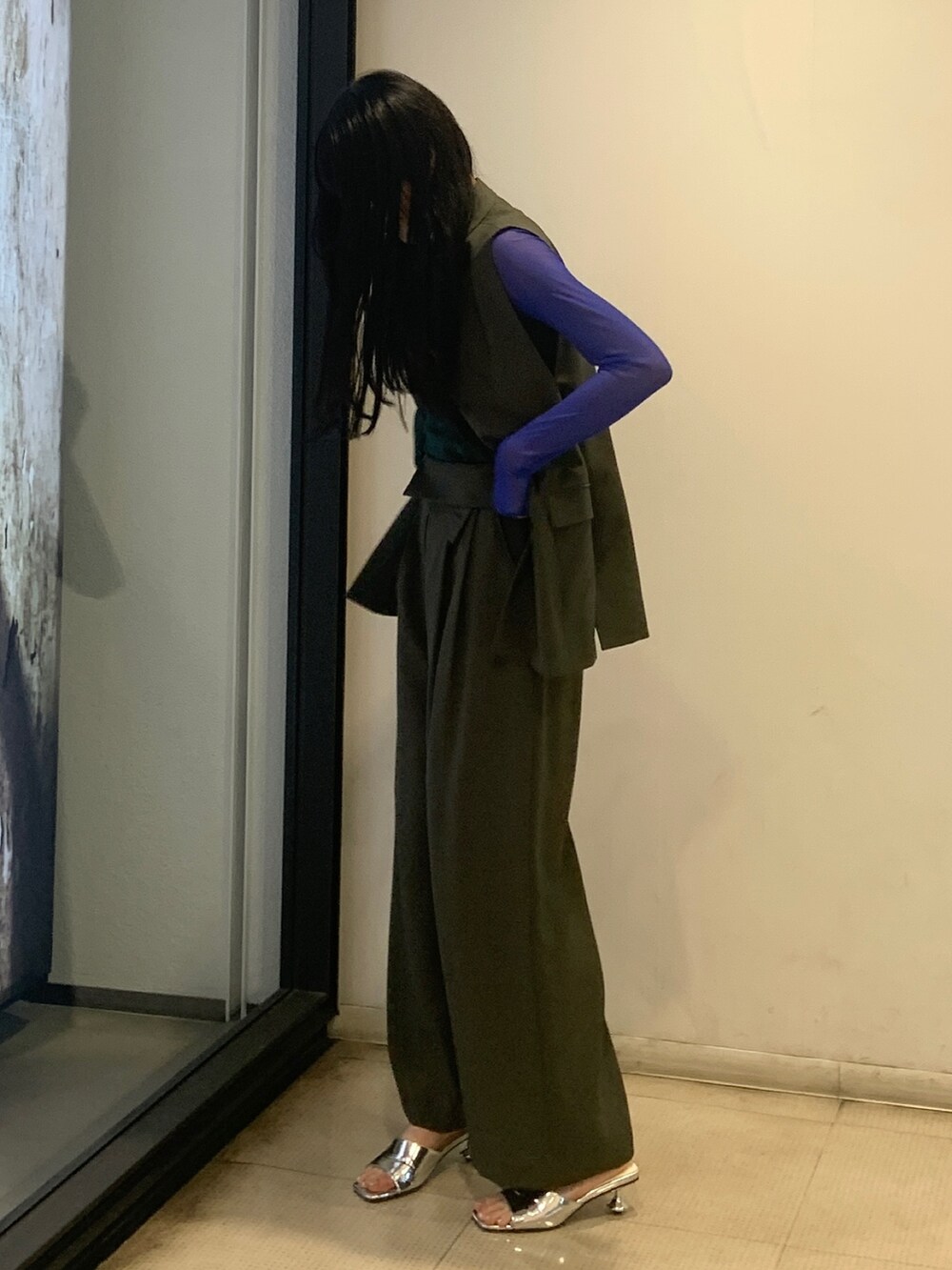 グリーン系のTシャツ/カットソー、グレー系のベスト、グレー系のその他パンツを着用したレディースの春コーディネートの3枚目の写真