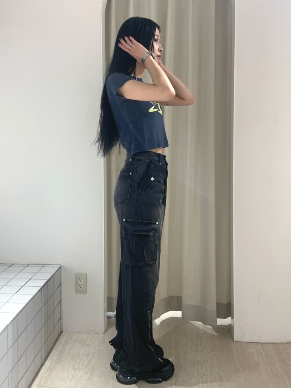 ブルー系のTシャツ/カットソー、ブラック系のデニムパンツ、ブラック系のスニーカーを着用したレディースの春コーディネートの3枚目の写真