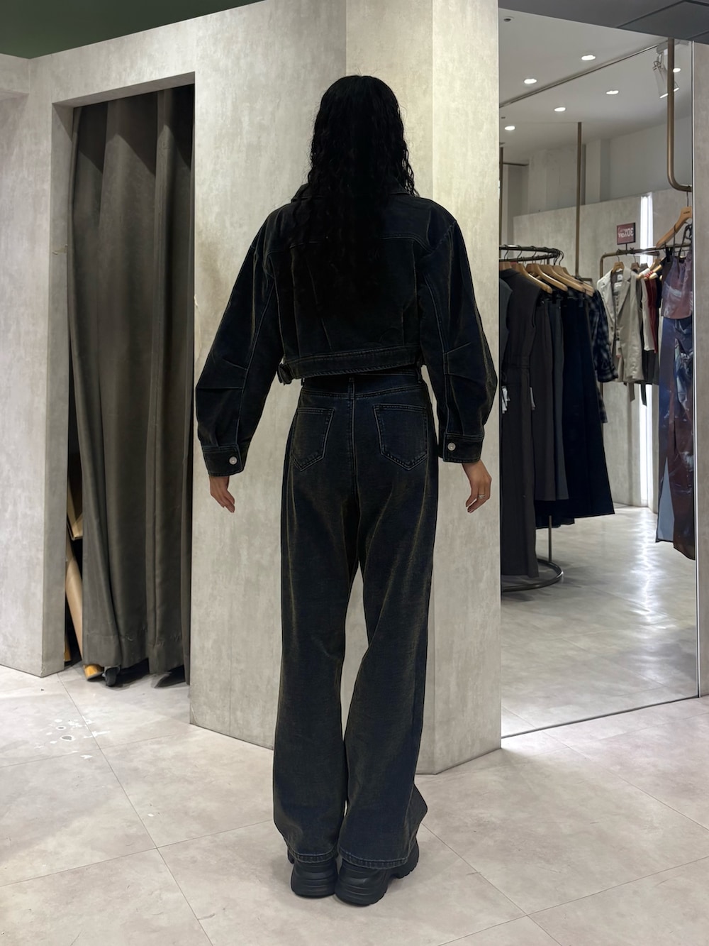 グリーン系のデニムジャケット、ブラック系のTシャツ/カットソー、グリーン系のデニムパンツを着用したレディースの夏コーディネートの3枚目の写真