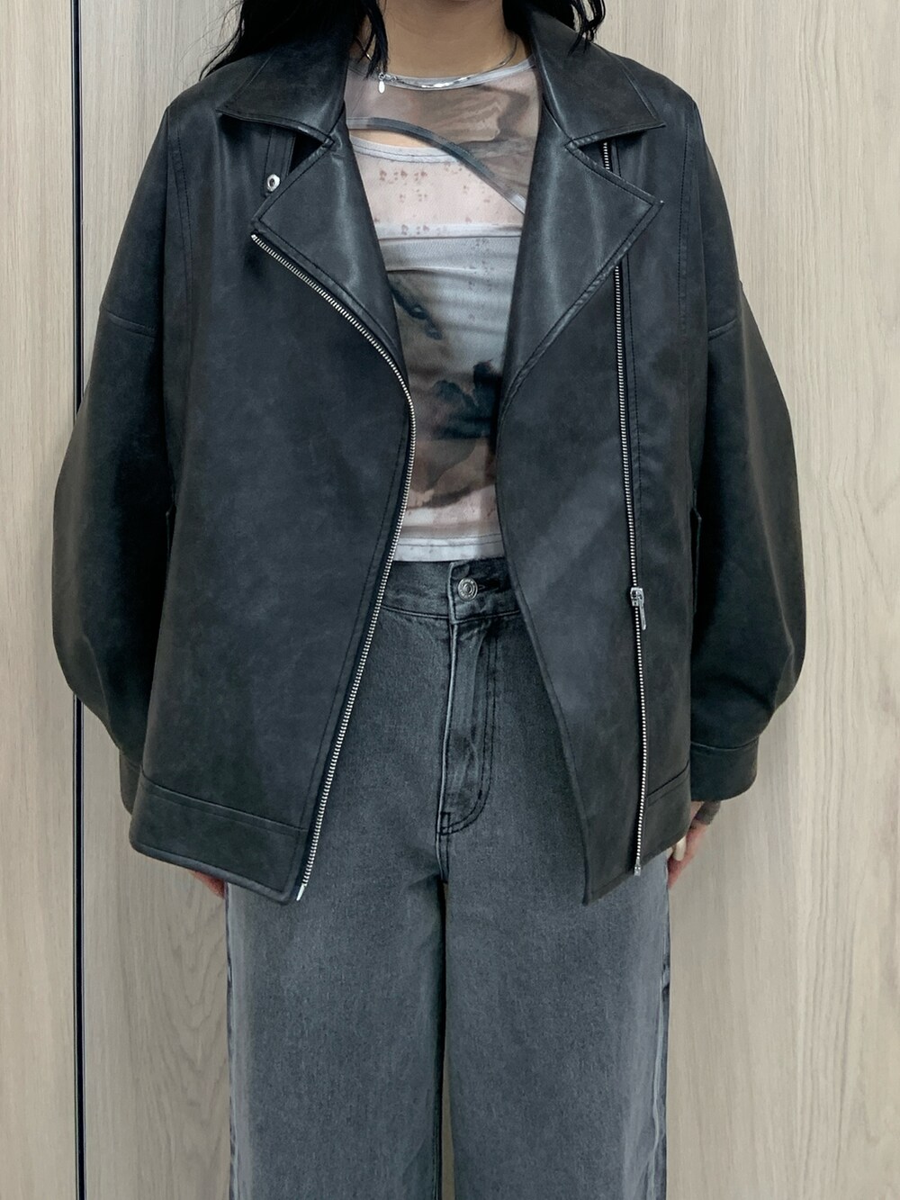 ブラック系のブルゾン、ブラック系のブーツ、ベージュ系のTシャツ/カットソーを着用したレディースの春コーディネートの5枚目の写真