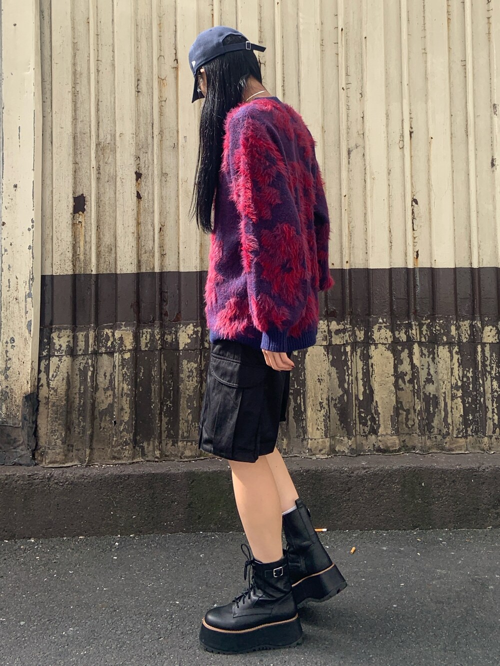 ブルー系のニット/セーター、ブラック系のカーゴパンツ、ブラック系のブーツを着用したレディースの秋コーディネートの3枚目の写真