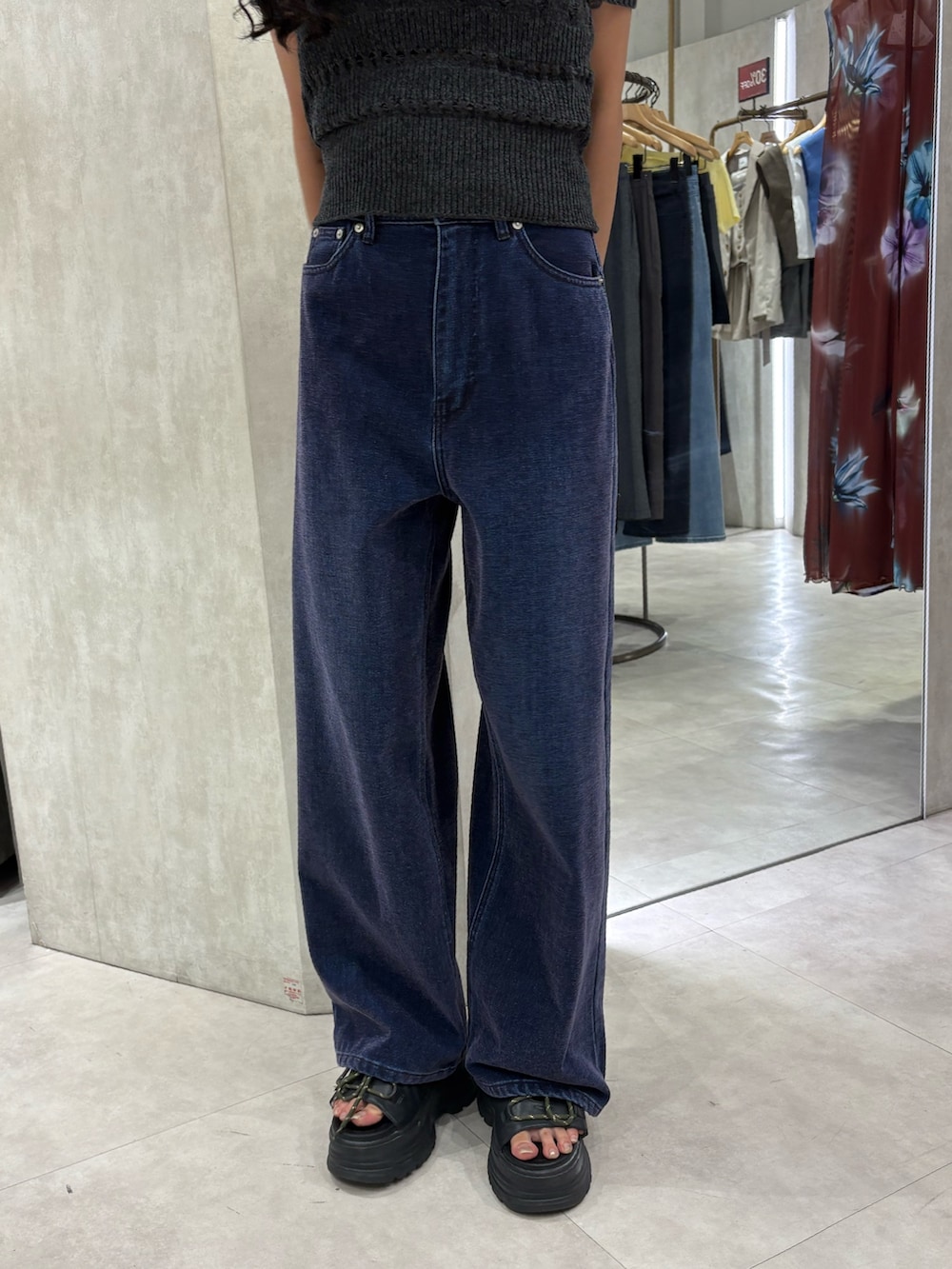 グレー系のニット/セーター、パープル系のデニムパンツ、ブラック系のサンダルを着用したレディースの夏コーディネートの5枚目の写真