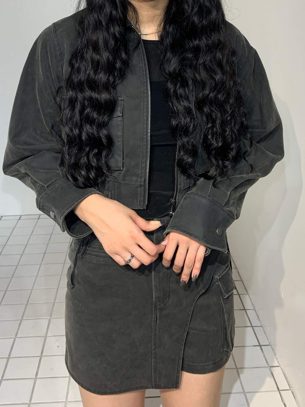 ブラック系のブルゾン、ブラック系のその他パンツ、ブラウン系のブーツを着用したレディースの秋コーディネートの4枚目の写真